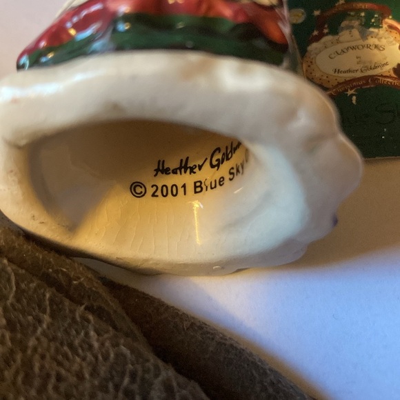 Charming Holiday Figurine with Heart - Green and White - Picture 4 of 5